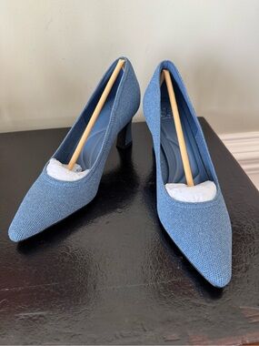 Cozy Island SerenTouch Pointed Toe Heeled Pump in Denim Blue NWOT
